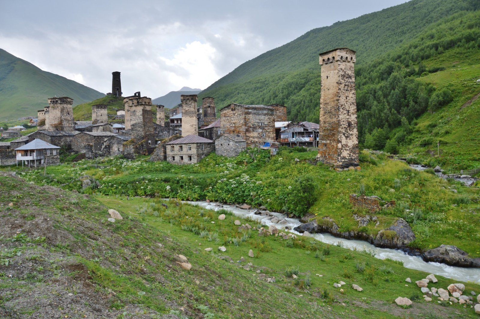 Swanische Türme von Ushguli, westliche Ansicht von Chazhashi