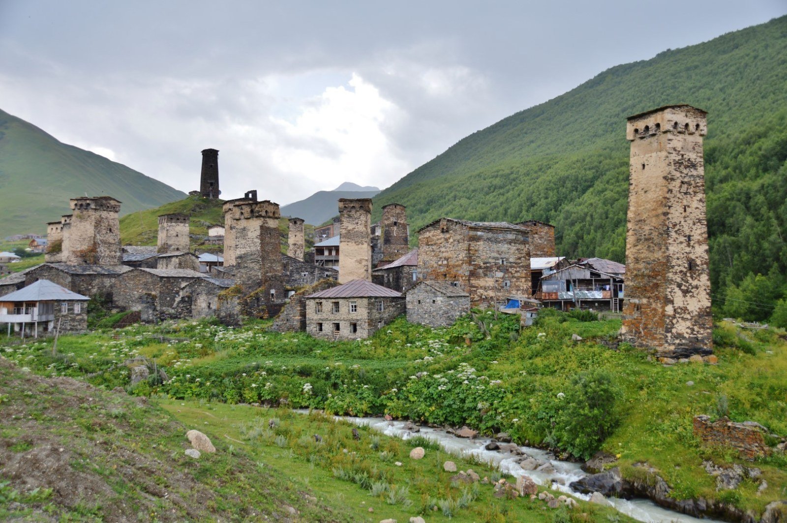 Westliche Ansicht von Chazhashi, swanische Türme von Ushguli