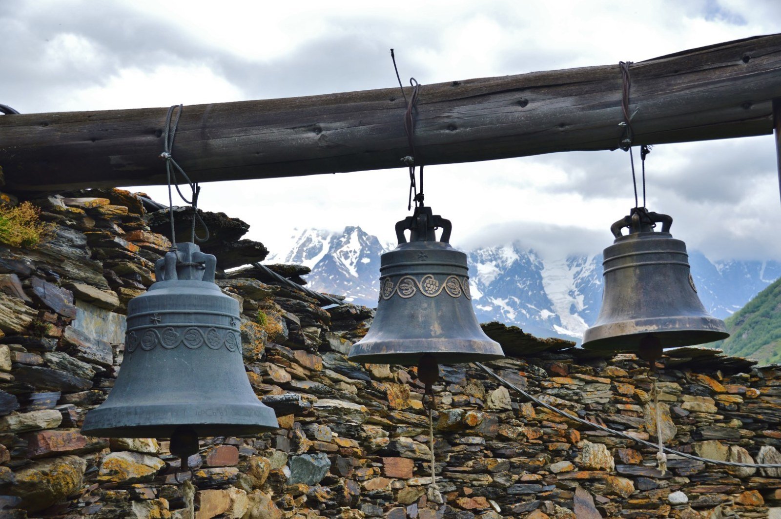 Glocken im ummauerten Bereich der Lamaria-Kirche, Ushguli