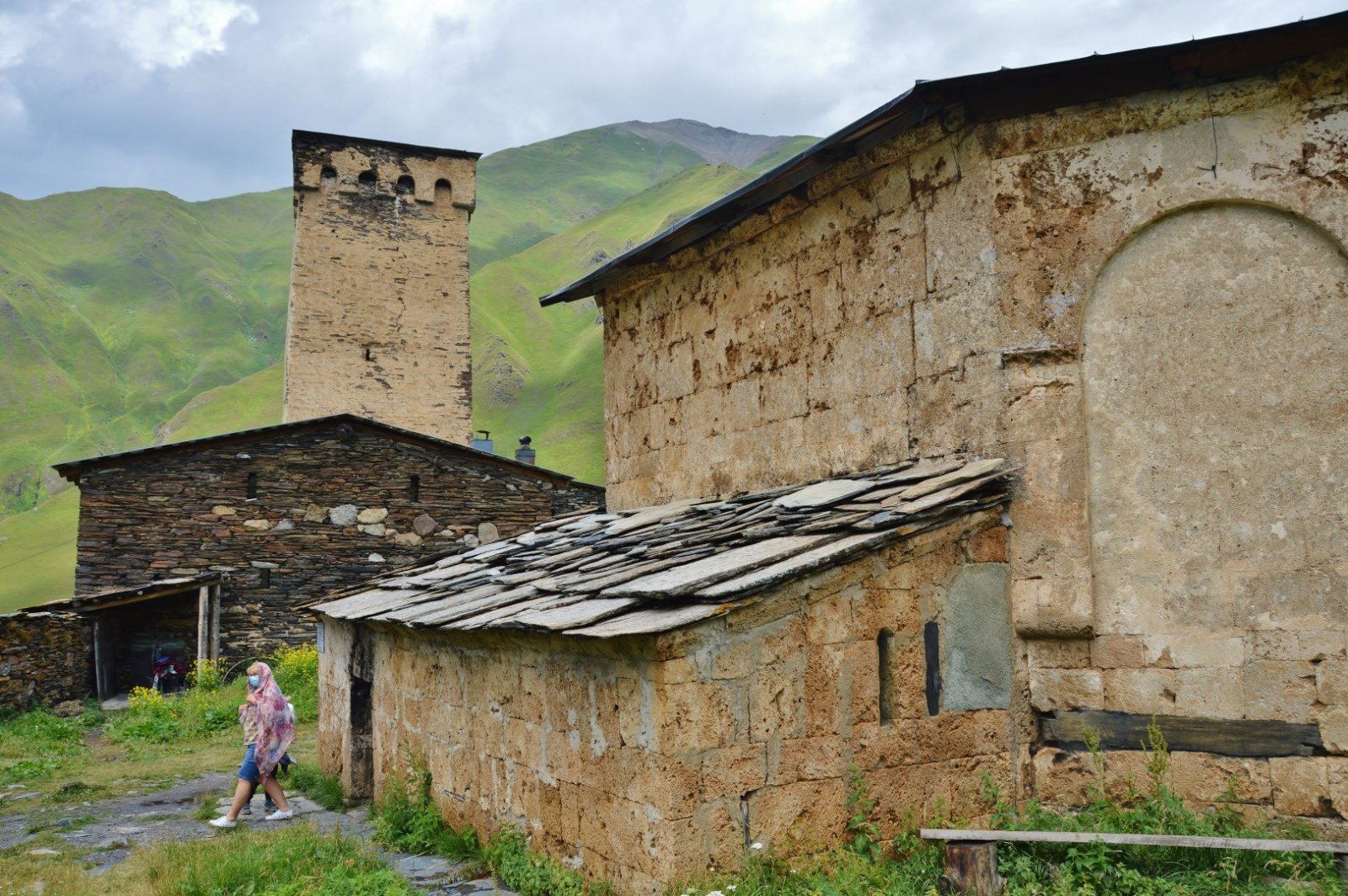 Außenansicht der Lamaria-Kirche und Wehrturm, Ushguli