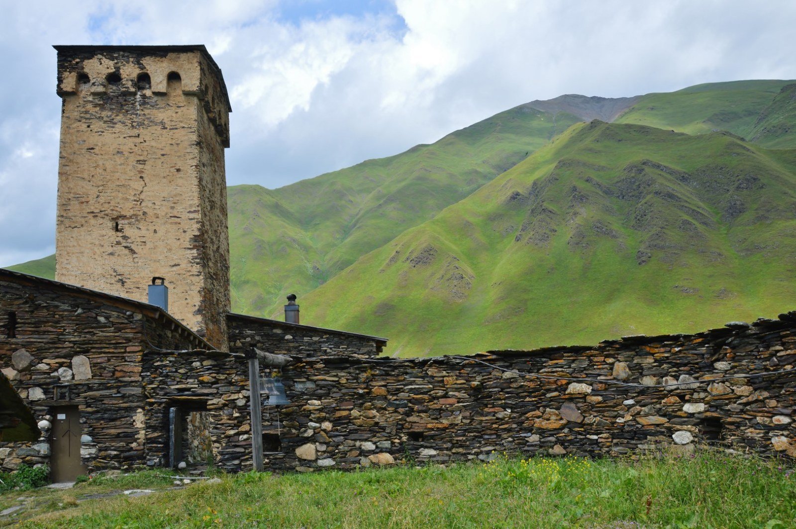 Ummauerter Bereich der Lamaria-Kirche mit Turm, Ushguli