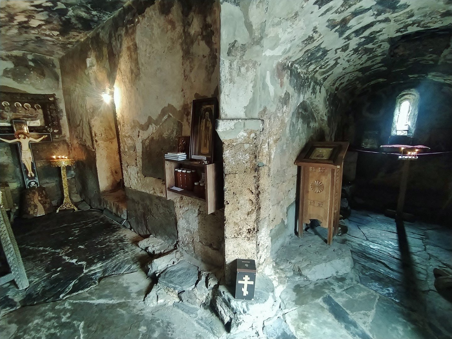 Schrägansicht des Narthex der Lamaria-Kirche, Ushguli