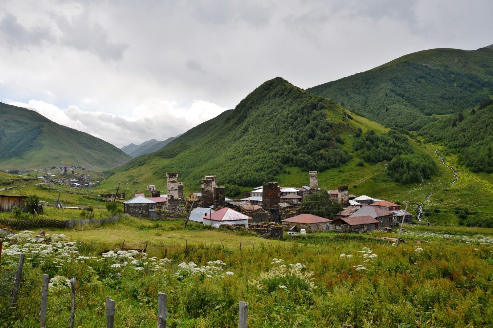 Weiler Murkmeli mit den anderen Weilern von Ushguli im Hintergrund