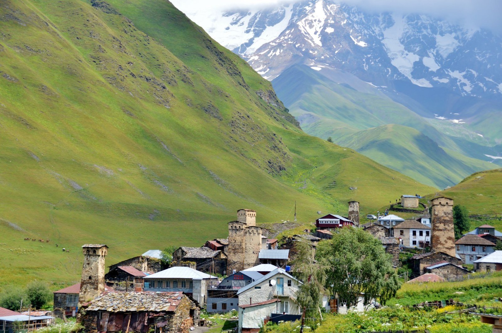 Weiler Chubiani und Zhibiani mit den Hängen des Shkhara, Ushguli