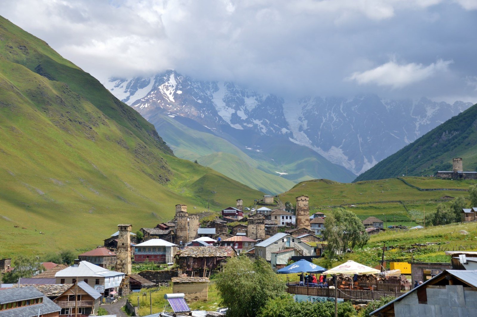 Weiler Chubiani und Zhibiani mit den Hängen des Shkhara im Hintergrund