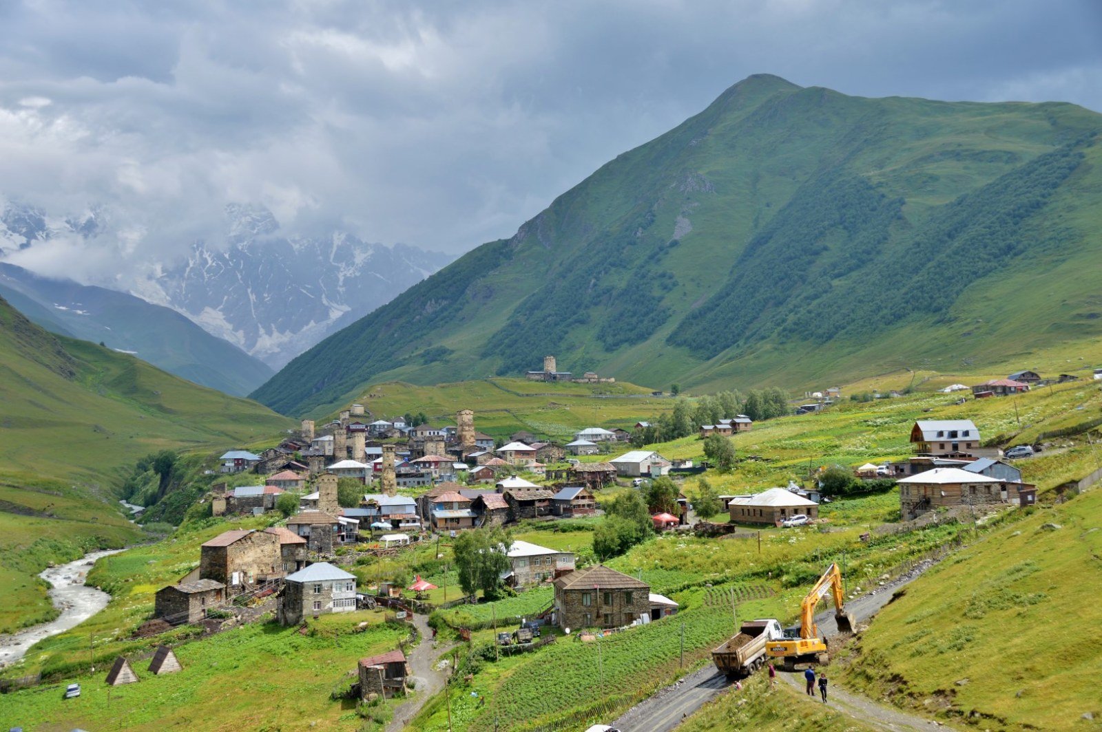 Blick auf Chubiani und Zhibiani vom Burghügel der Königin Tamar