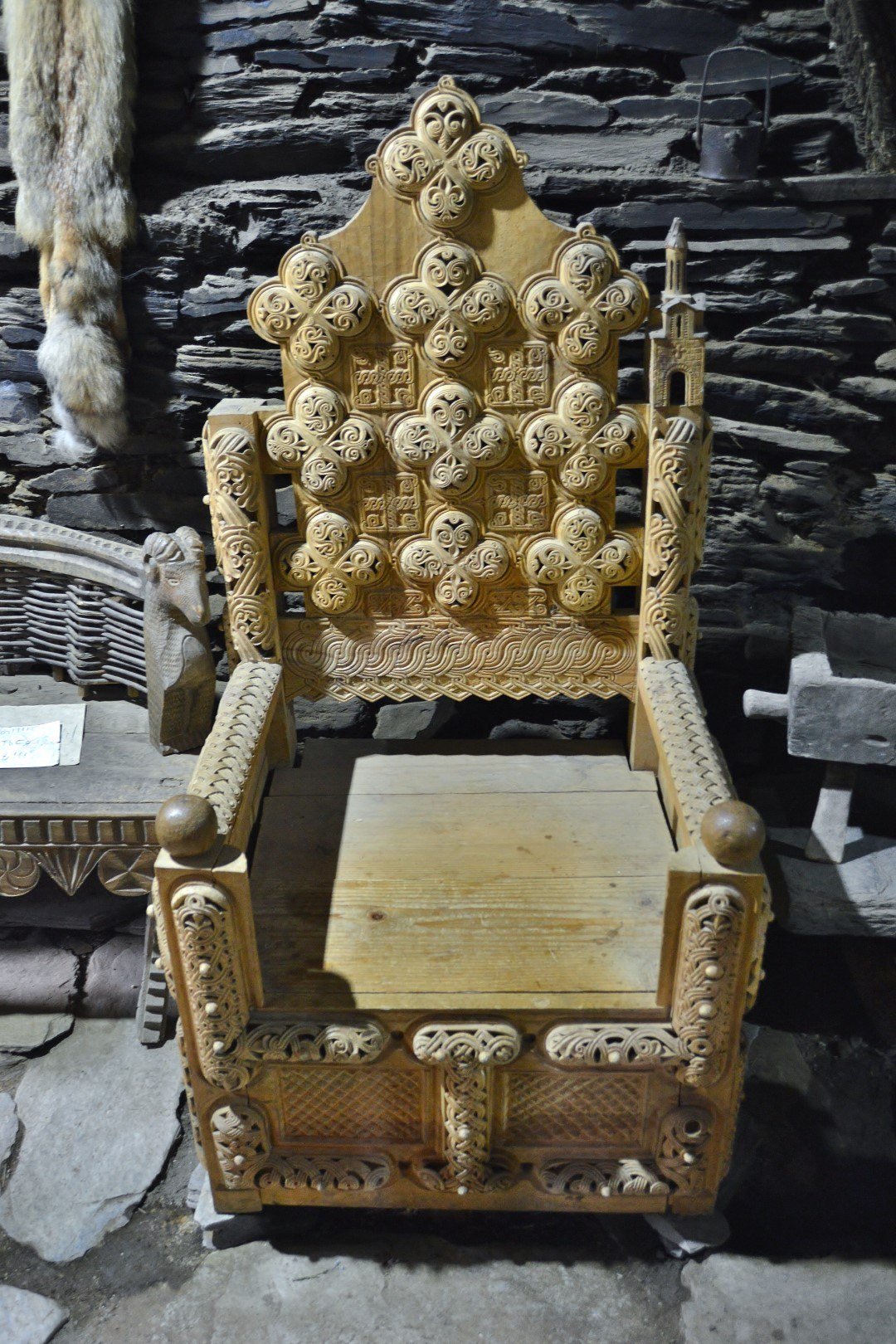 Geschnitzter Holzstuhl im ethnografischen Hausmuseum von Zhibiani, Ushguli