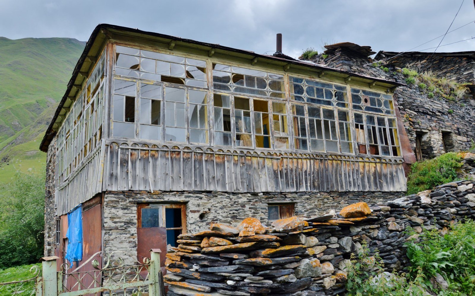 Traditionelles Wohnhaus mit Balkon in Zhibiani, Ushguli