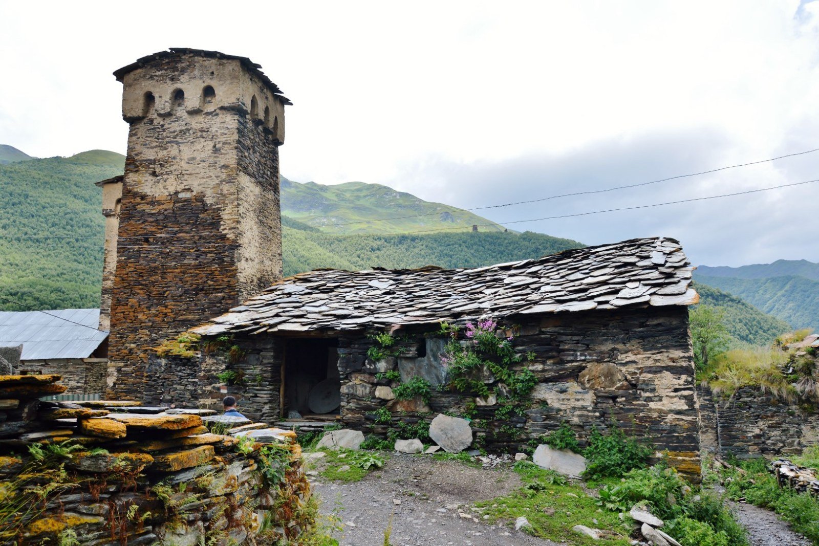 Wohnhaus und Wehrturm in Zhibiani, Ushguli