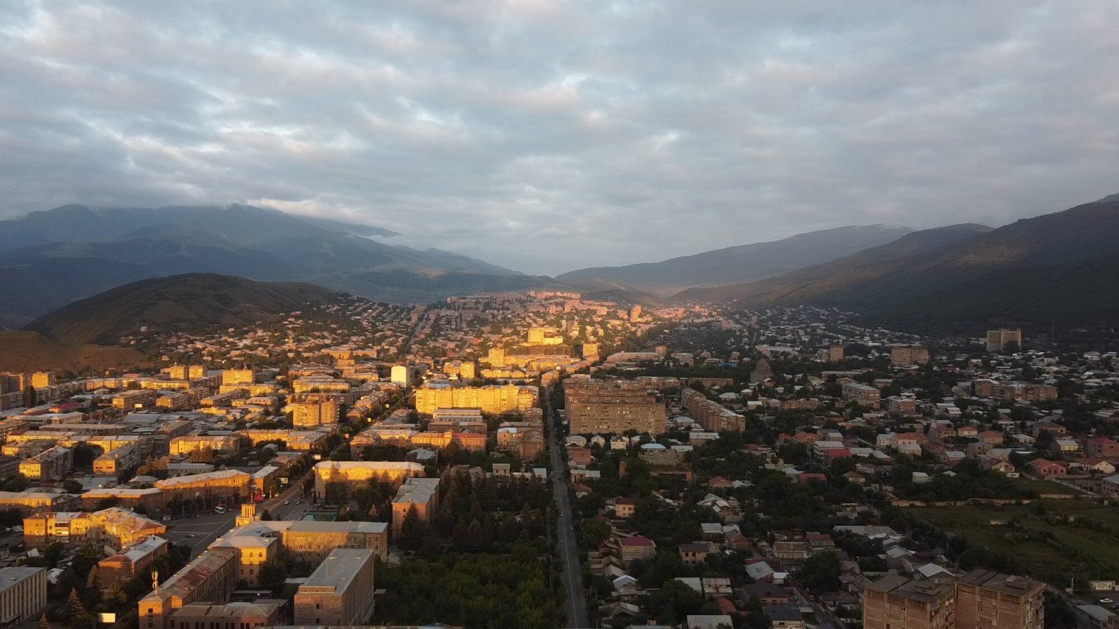 Paesaggio di Vanadzor con il fiume Pambak e i versanti verdi del nord dell'Armenia