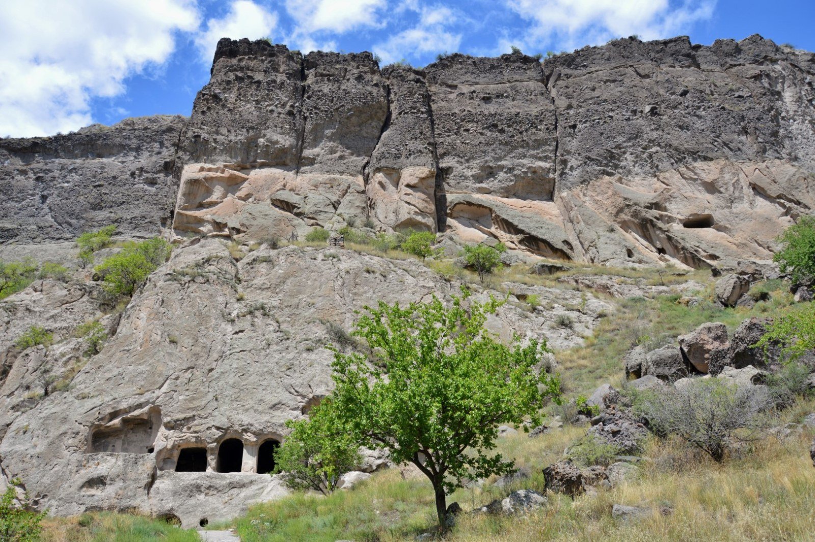 Felswand von Wardsia nach dem Erdbeben von 1283