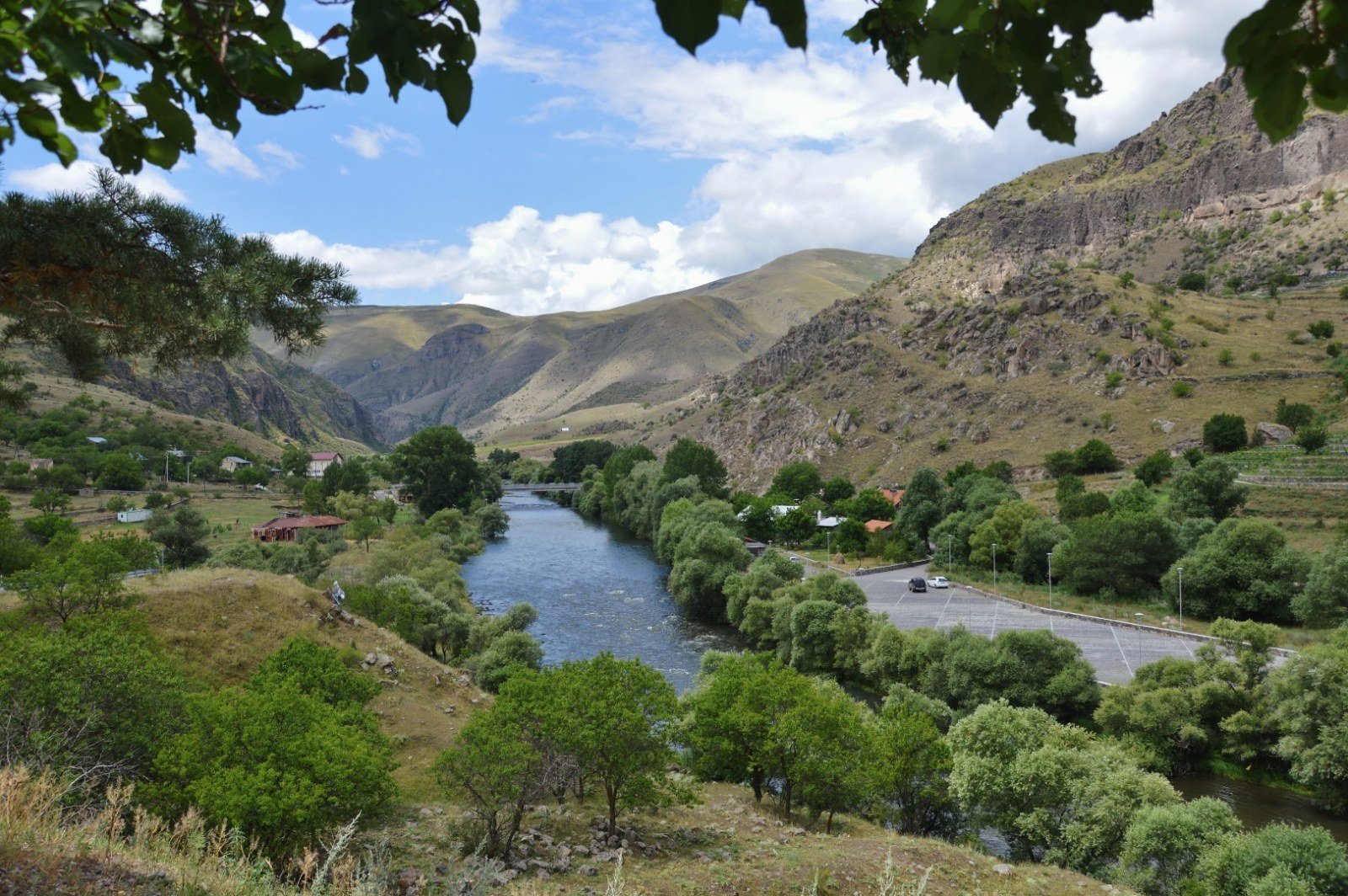 Panoramablick auf das Mtkvari-Tal vom Fuß von Wardsia