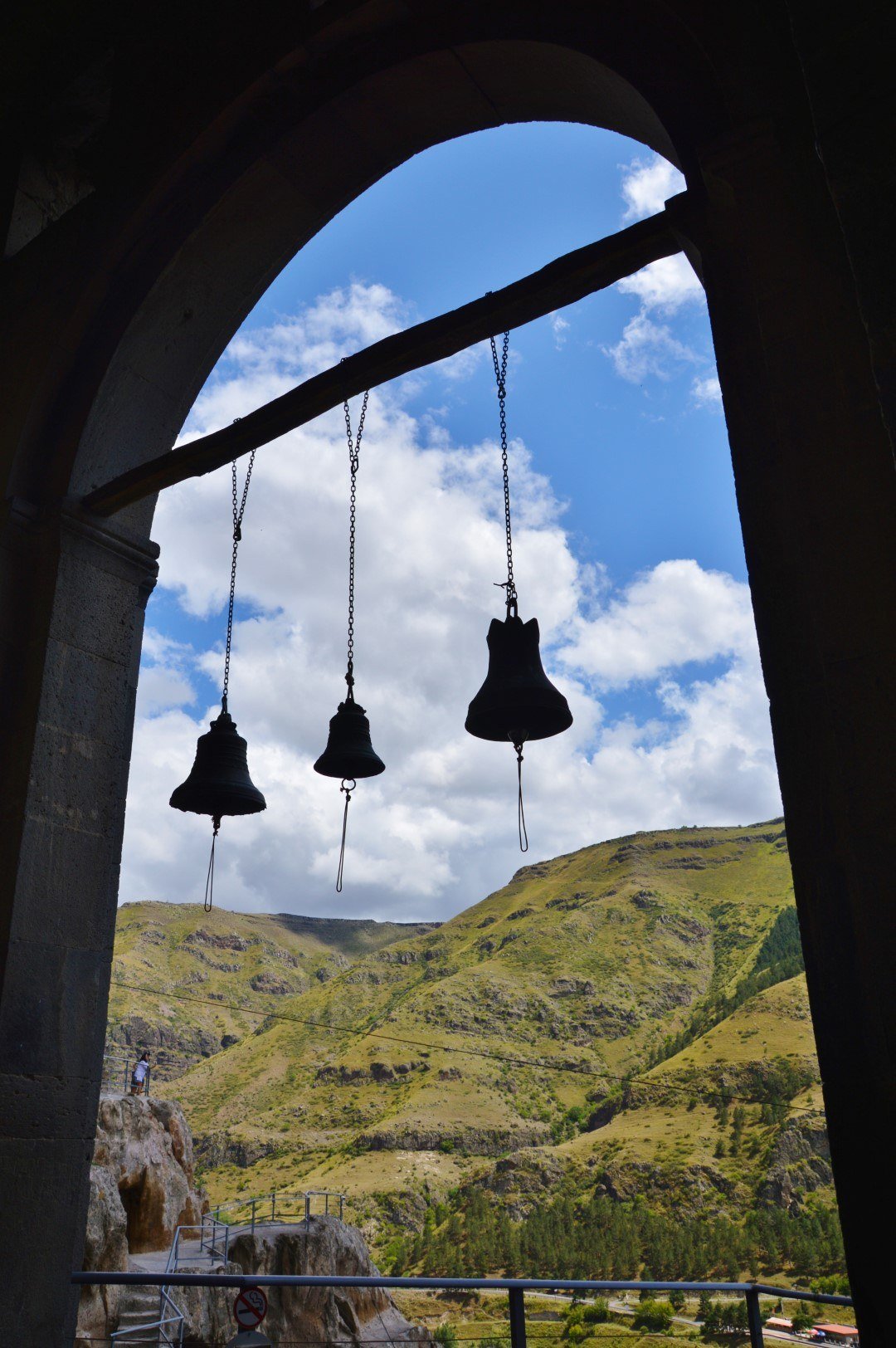 Glocken im Bogen des Kirchennarthex von Wardsia