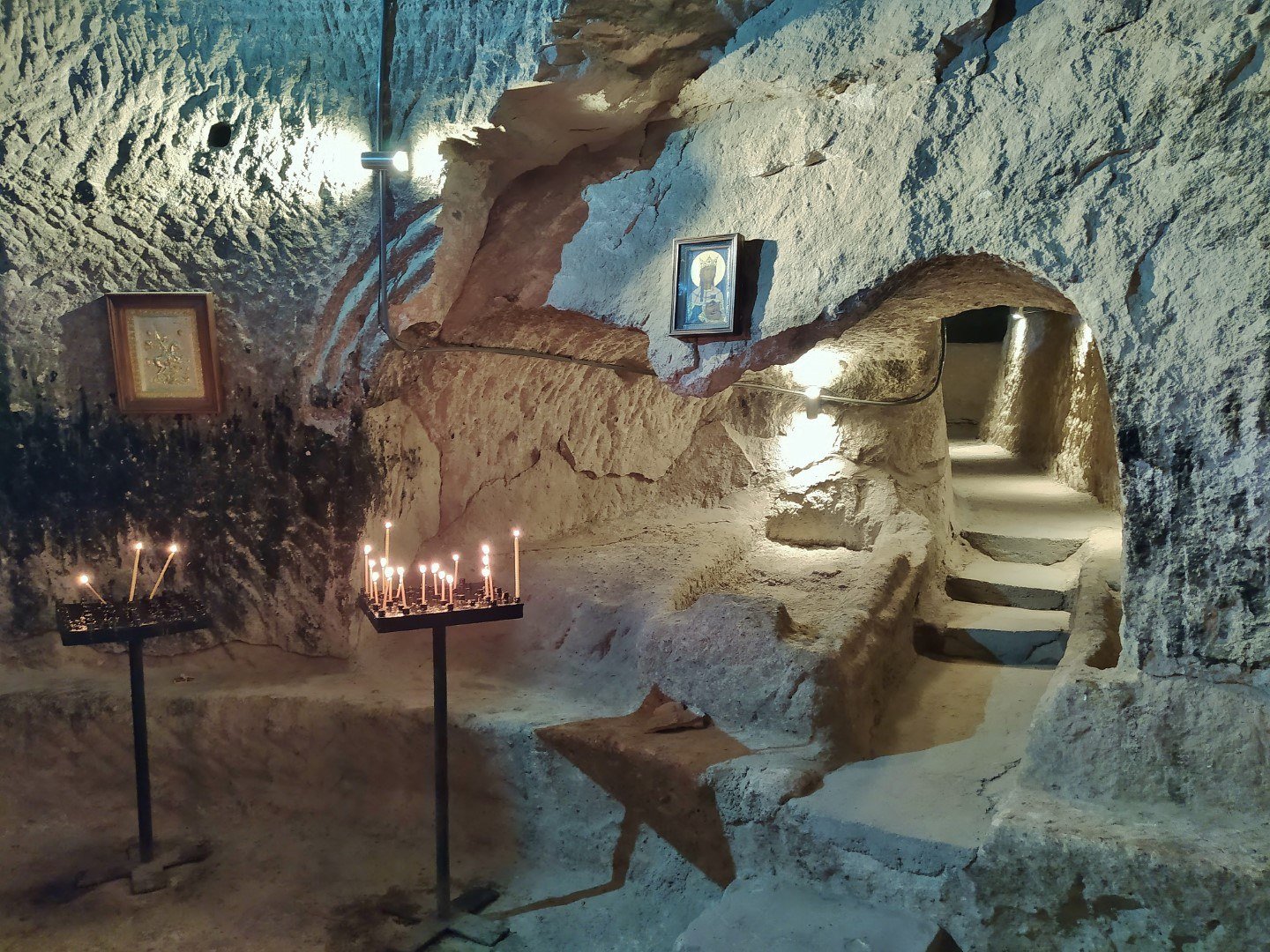 Kapelle und Tunnel zur Tamars Tränenquelle in Wardsia