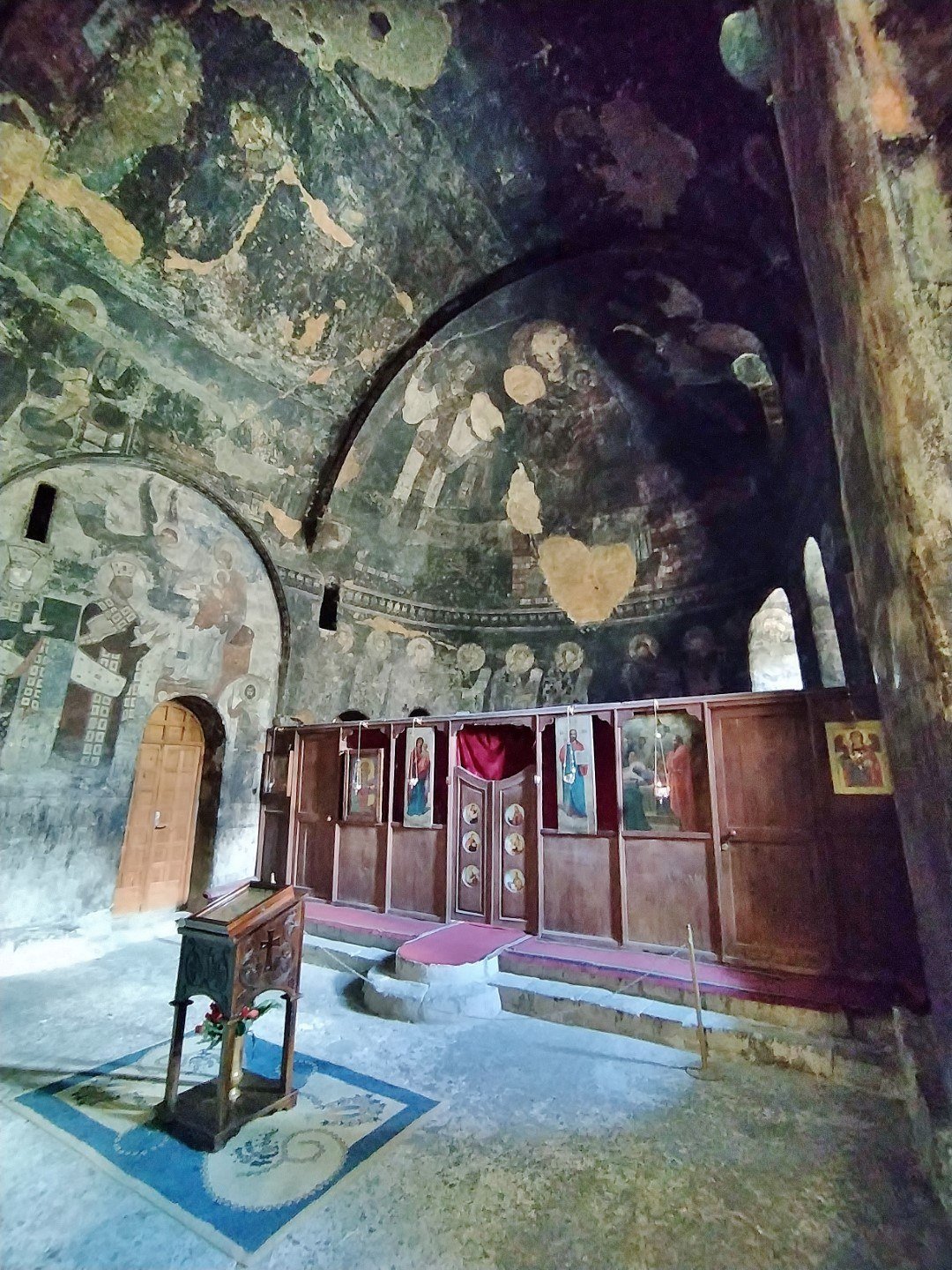 Blick auf mittelalterliche Fresken in Wardsia