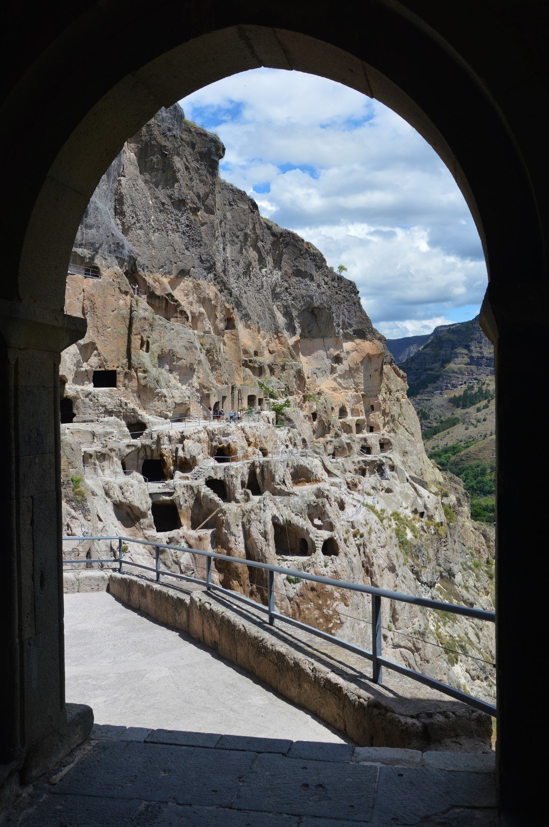Blick auf die Höhlen von Wardsia vom Glockenturm aus