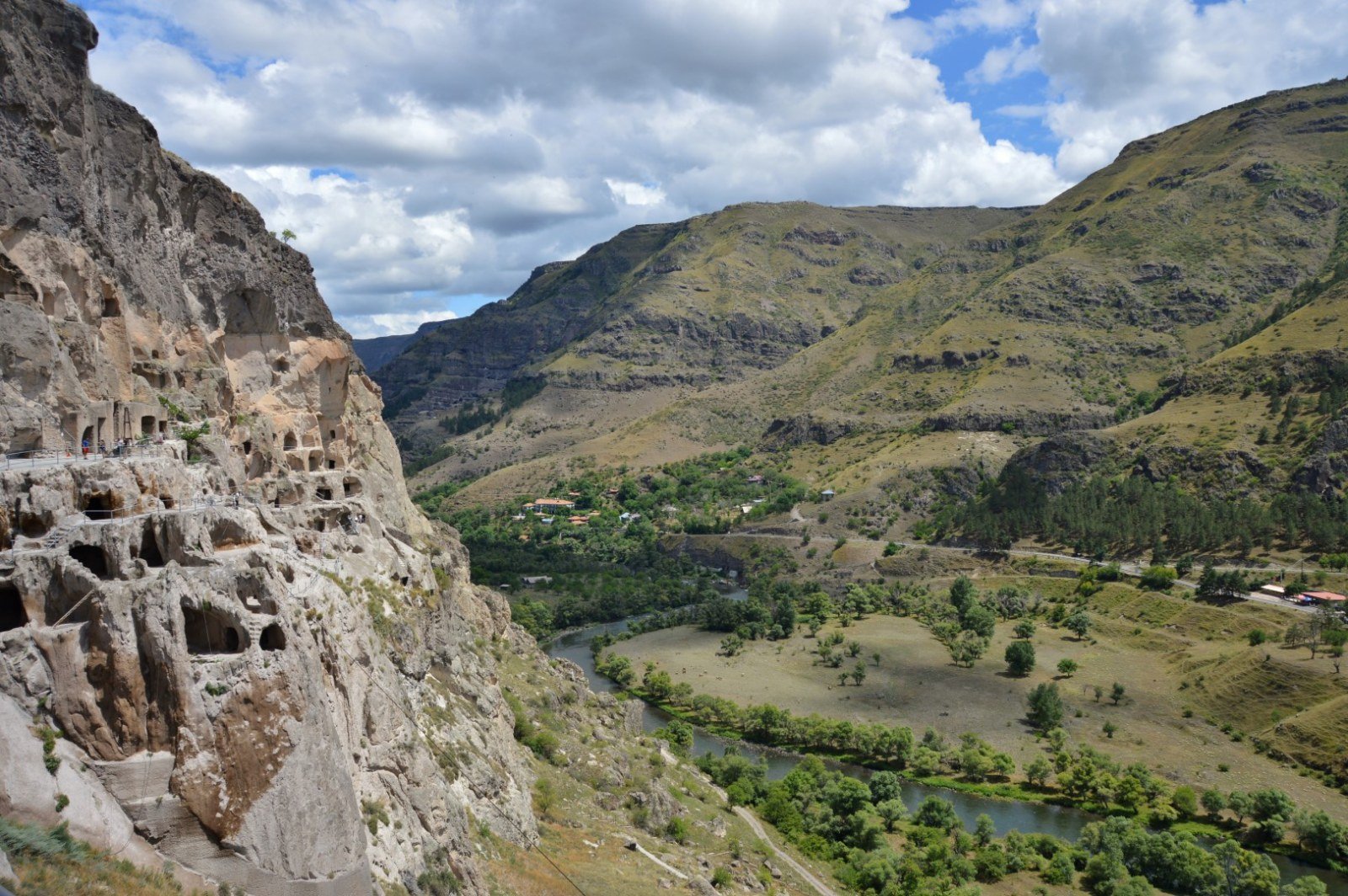 Höhlen von Wardsia am Hang mit Panoramablick auf das Mtkvari-Tal