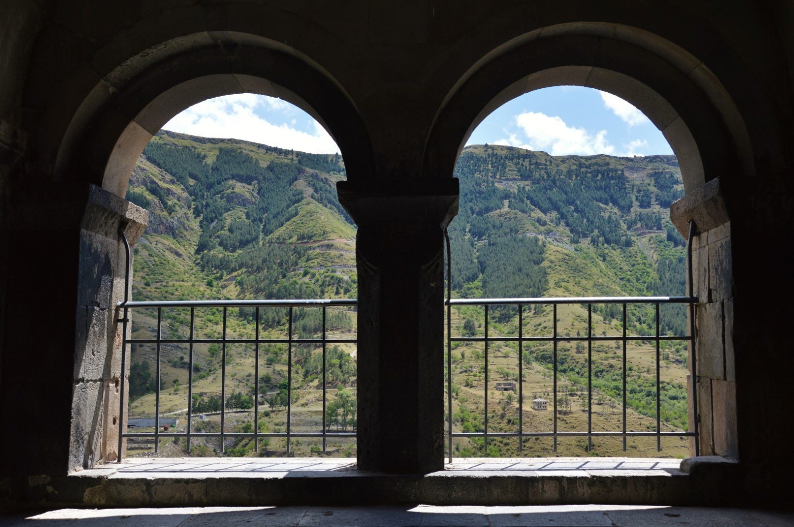 Hänge des Nationalparks Javakheti vom Glockenturm von Wardsia aus gesehen