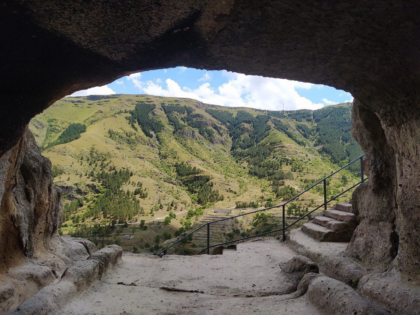 Ausblick vom Refektorium von Wardsia auf den Nationalpark Javakheti