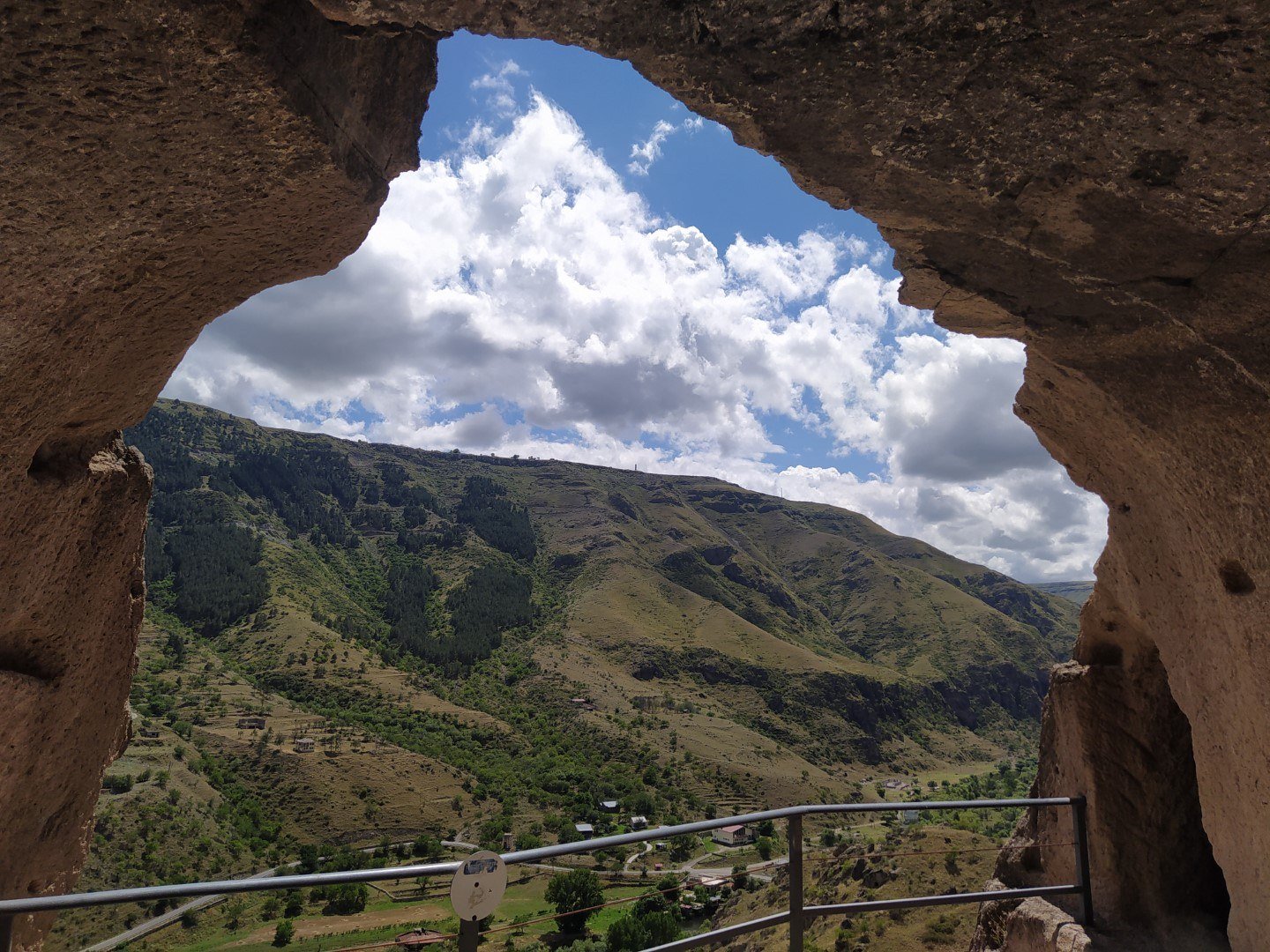 Tunnelausgang in Wardsia mit Blick auf den Nationalpark Javakheti