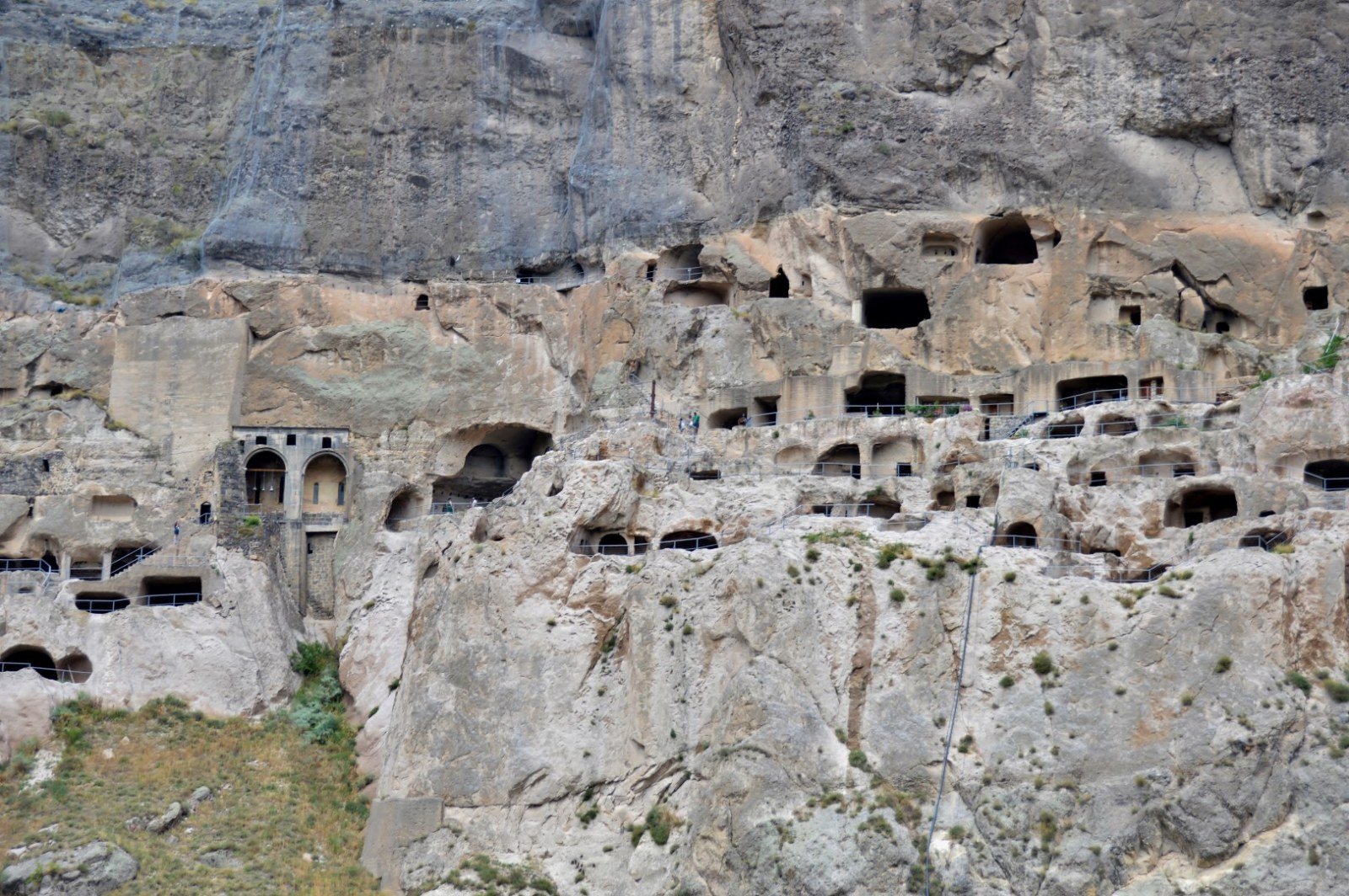 Östlicher Abschnitt des Klosters Wardsia mit dem Kirchennarthex