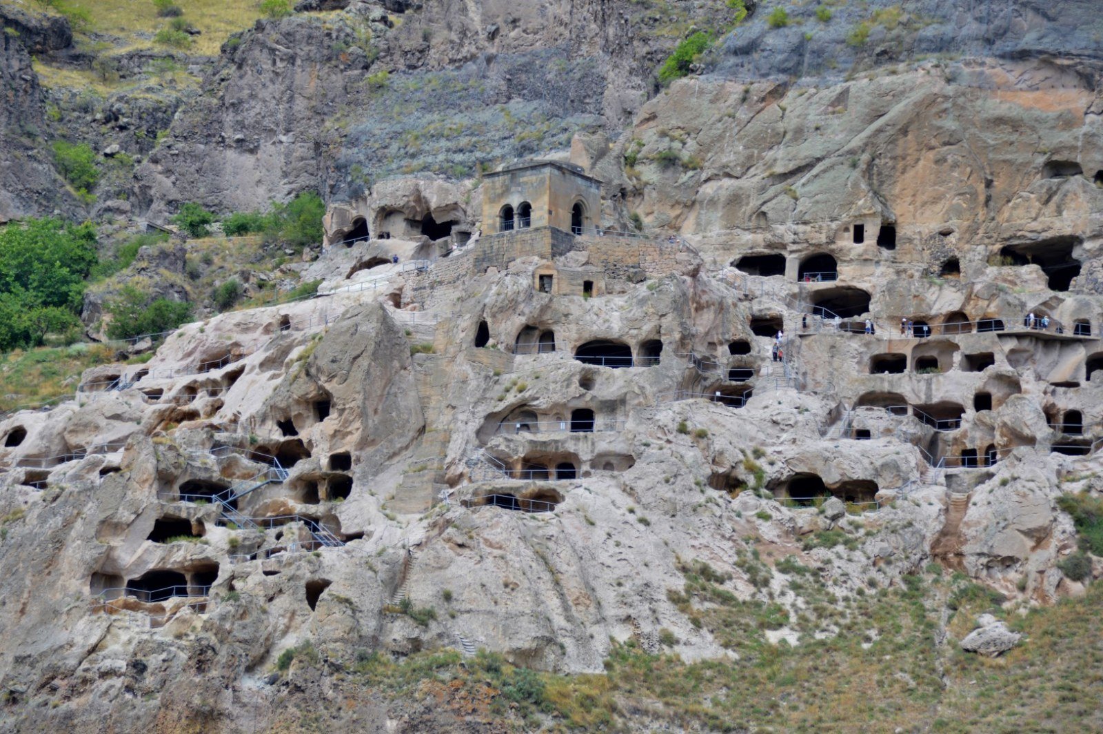 Ostansicht von Wardsia mit dem Glockenturm in der Mitte