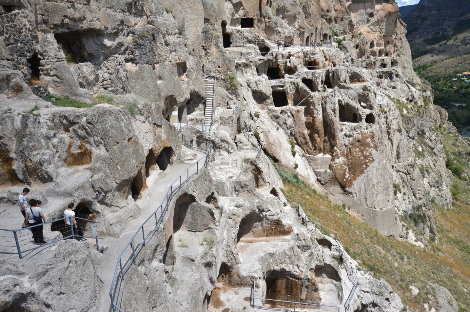Ostansicht der Höhlenzellen des Klosters Wardsia
