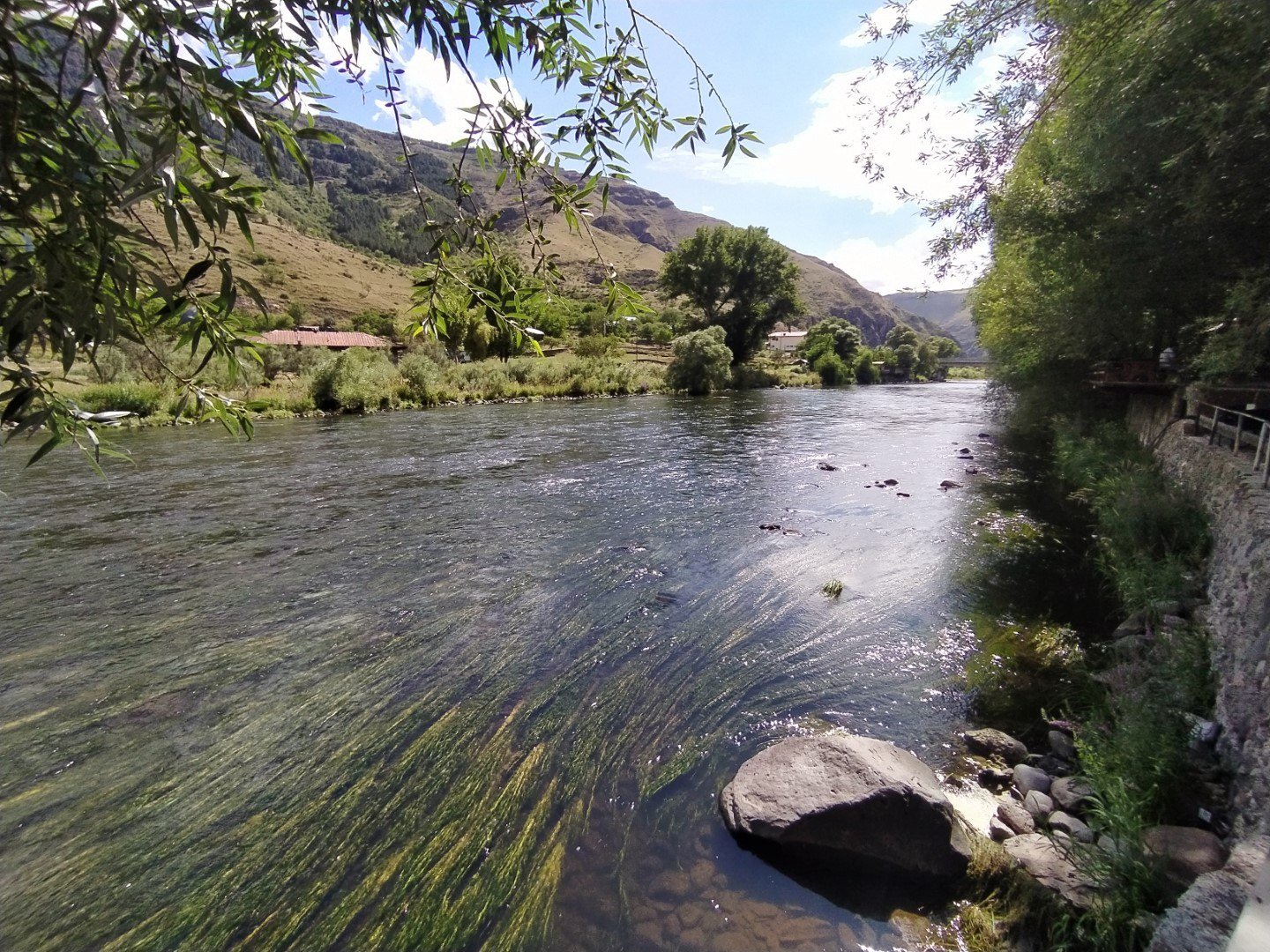 Blick nach Osten auf das Mtkvari-Flussbett vom Restaurant neben Wardsia