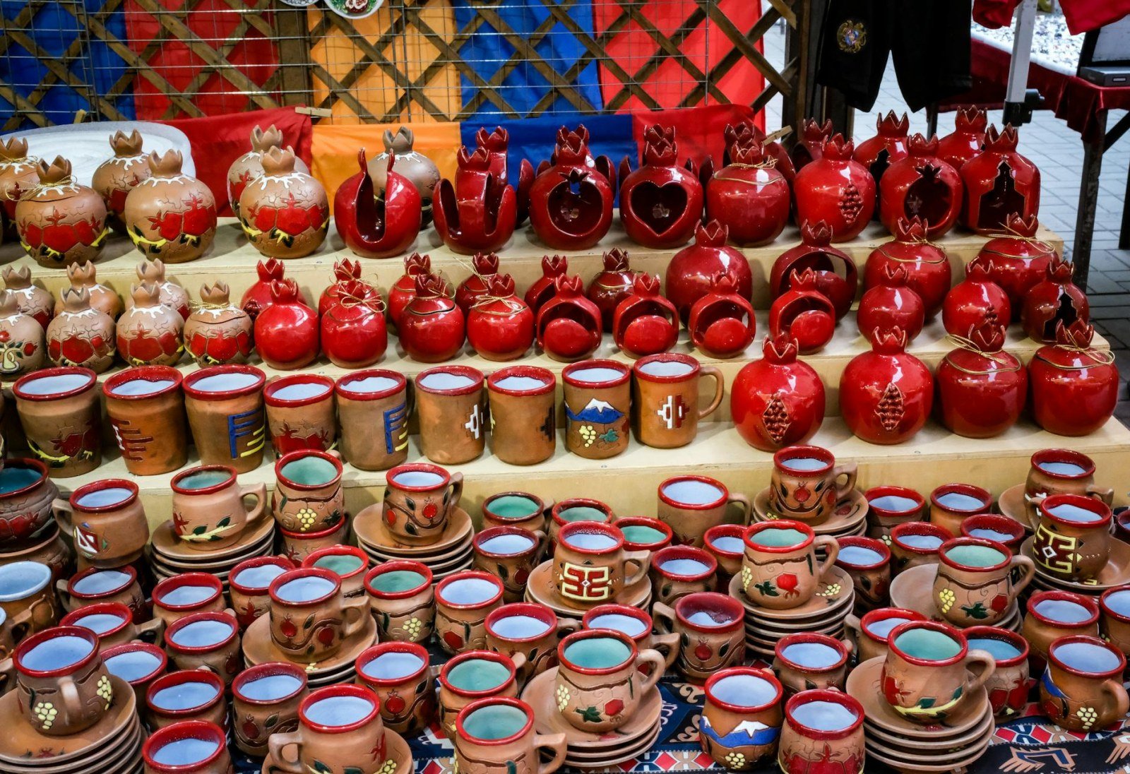 Bancarelle di artigianato e antiquariato al mercato Vernissage di Yerevan