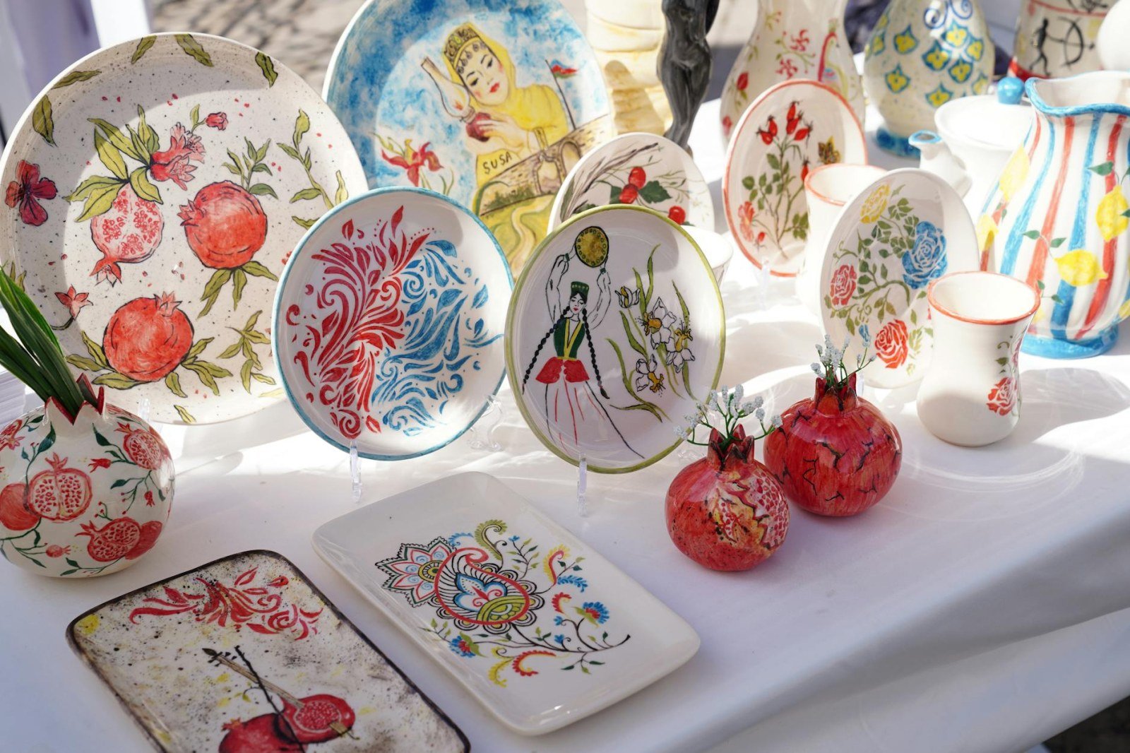 Vista generale del mercato Vernissage con venditori locali a Yerevan