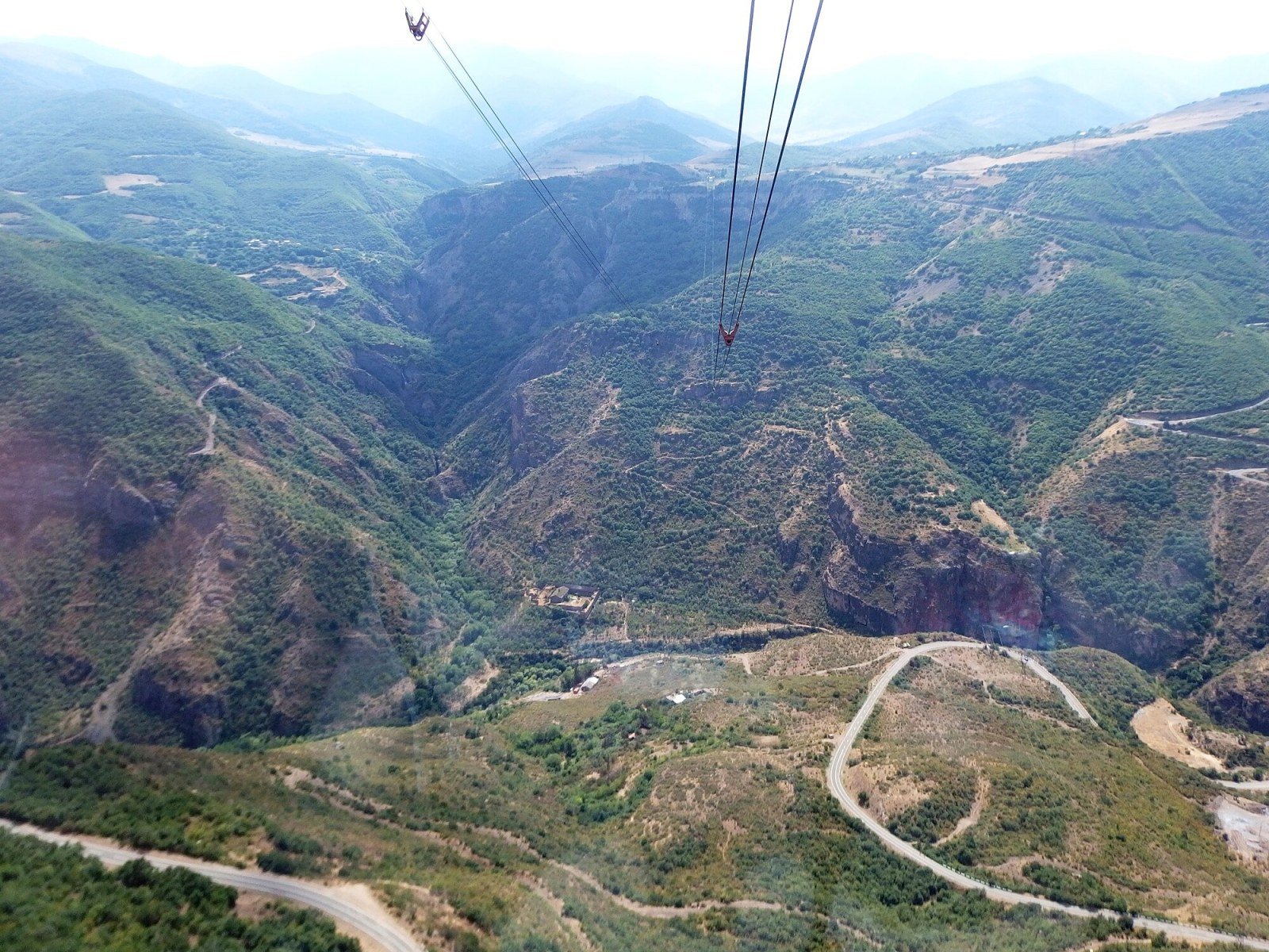 Cabina delle Ali di Tatev in direzione del monastero