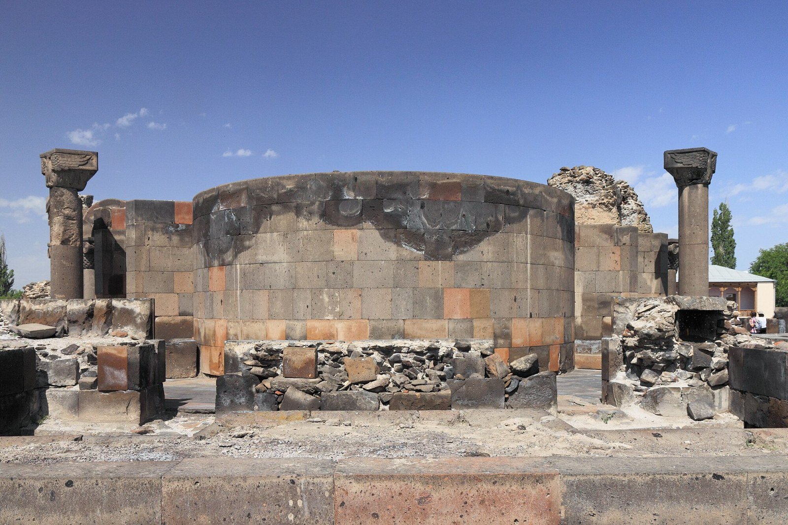 Colonne ricostruite della cattedrale di Zvartnots, Armenia