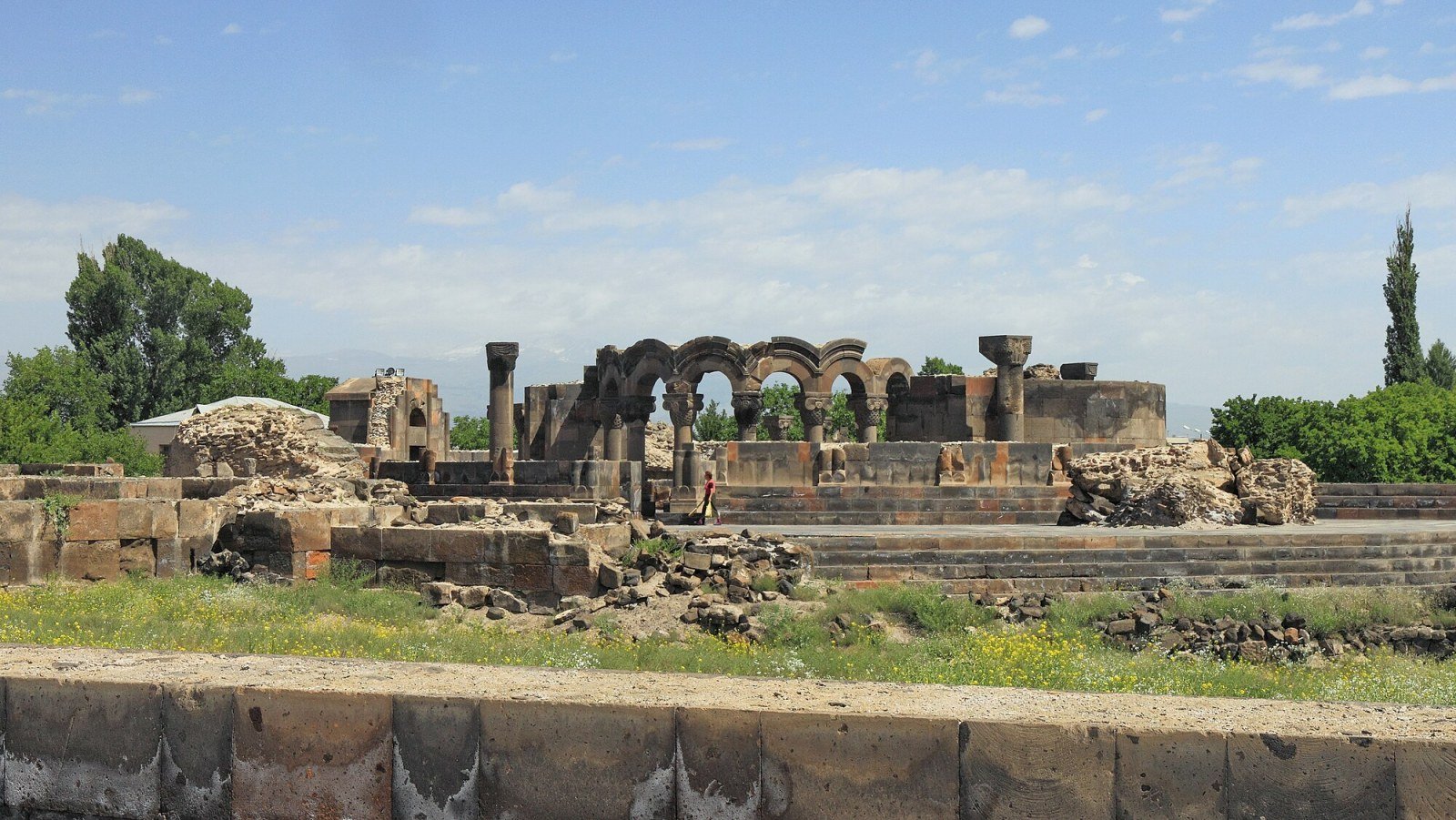 Dettaglio di capitello con aquila di Zvartnots, Armenia
