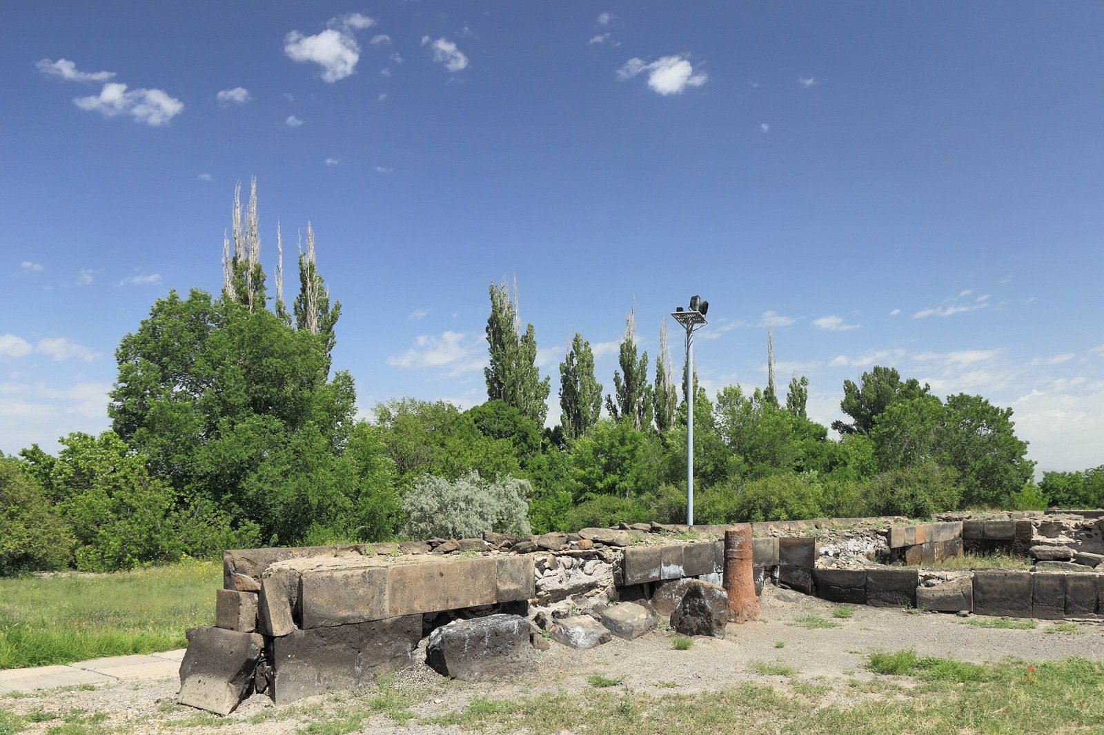 Vista aerea delle fondamenta circolari di Zvartnots, Armenia