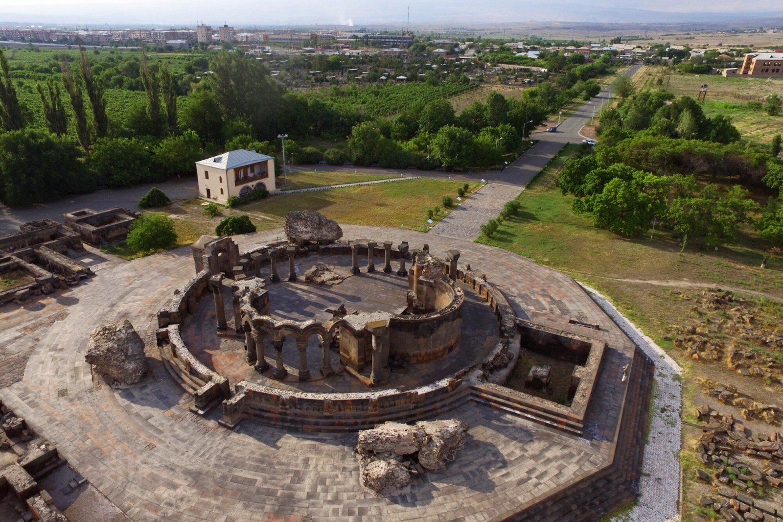 Rovine di Zvartnots con il monte Ararat sullo sfondo, Armenia