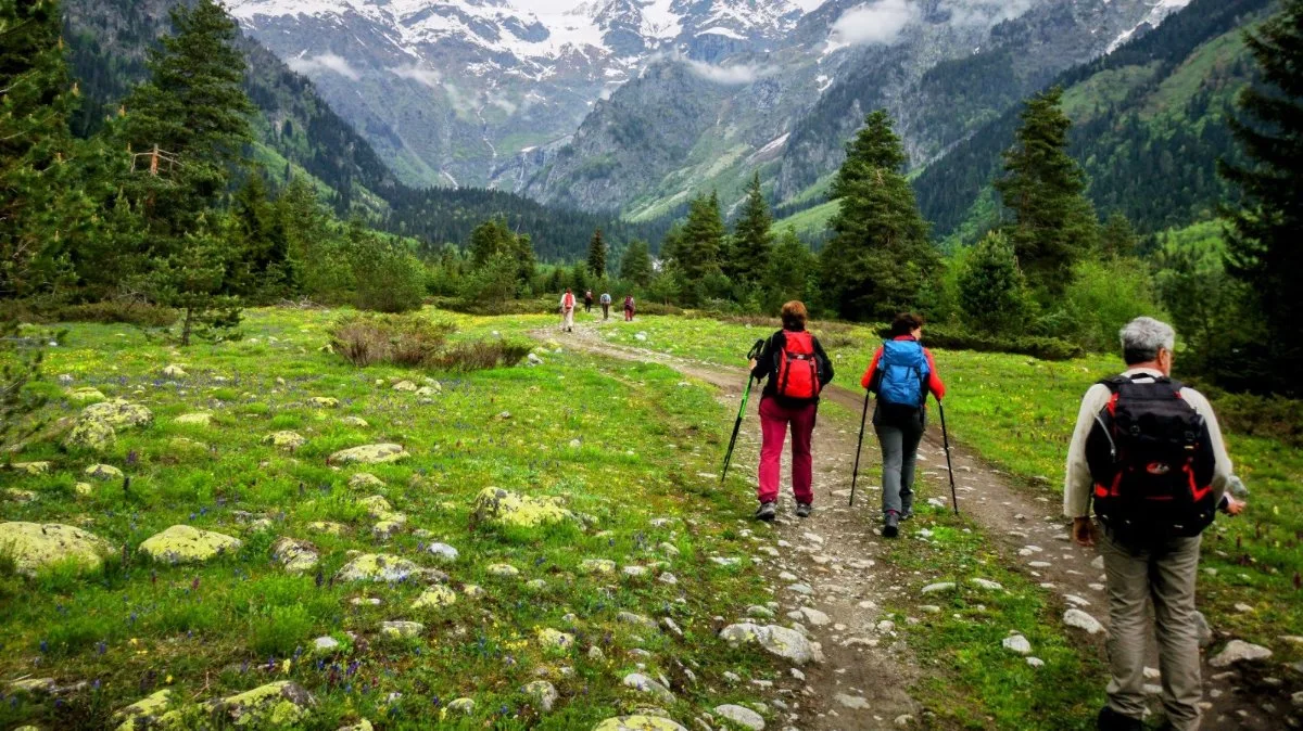 Excursionistas haciendo trekking en las monta&ntilde;as del Gran C&aacute;ucaso, en Georgia