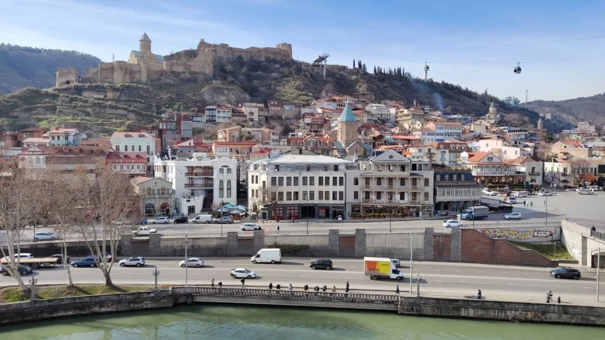 Fortaleza de Narikala con vistas panor&aacute;micas del casco antiguo de Tbilisi, Georgia