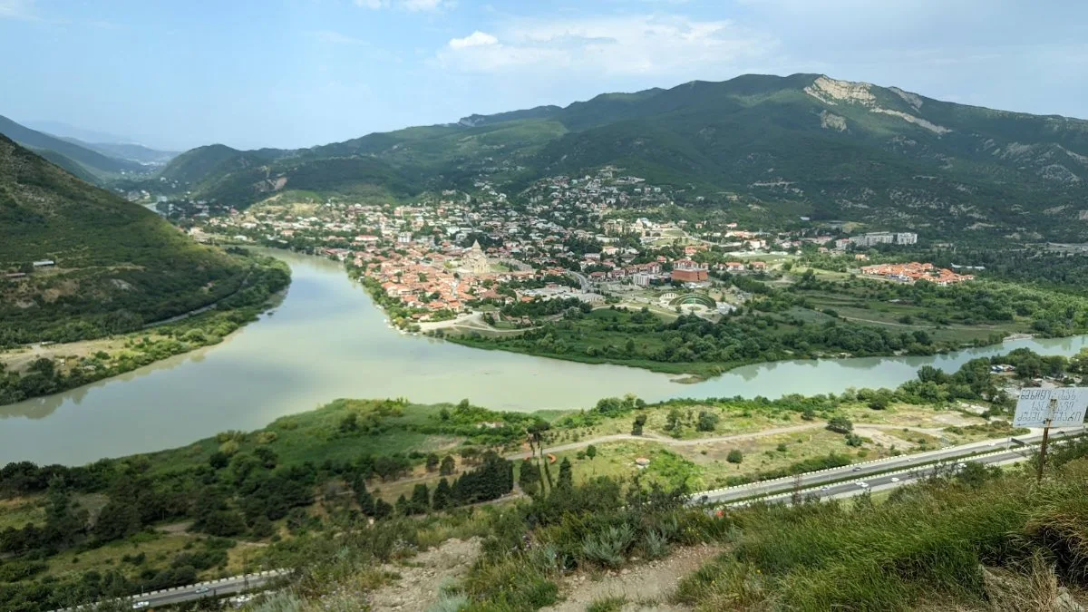 Vista panor&aacute;mica de Mtskheta, ciudad sagrada de Georgia, desde el monasterio de Jvari