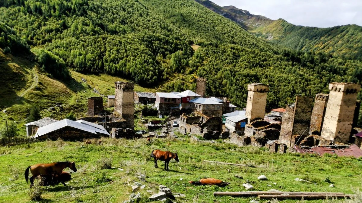 Torres medievales de Mestia en Svaneti, uno de los pueblos imprescindibles que ver en Georgia