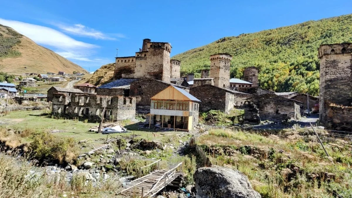 Calles empedradas y torres defensivas medievales de Ushguli, pueblo UNESCO de Georgia