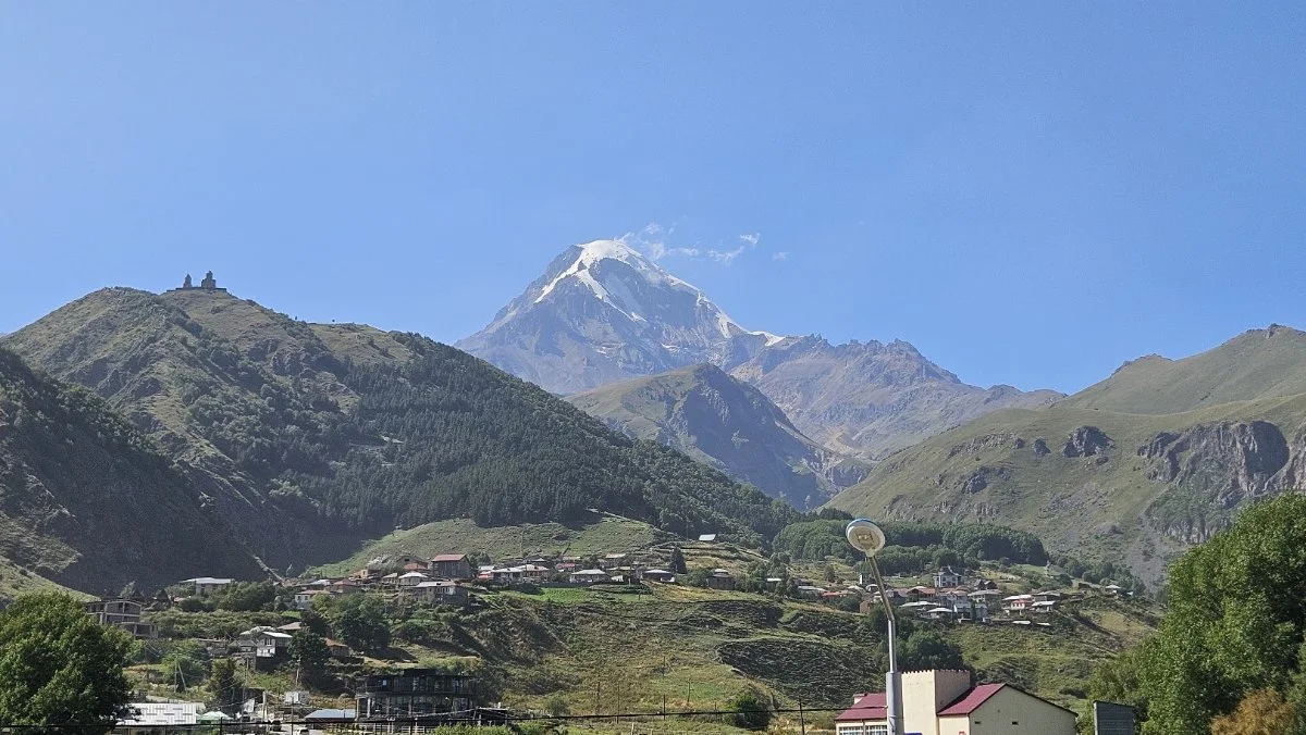 Monte Kazbek y la iglesia de la Trinidad de Gergeti, paisaje ic&oacute;nico que ver en Georgia