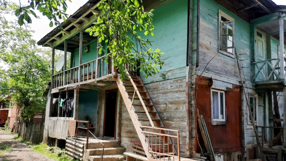 Casas de madera del pueblo de Tago, accesible en telef&eacute;rico, en las monta&ntilde;as de Adjara, Georgia