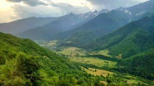 Estrada entre as montanhas do Grande Cáucaso em direção a Mestia, Geórgia