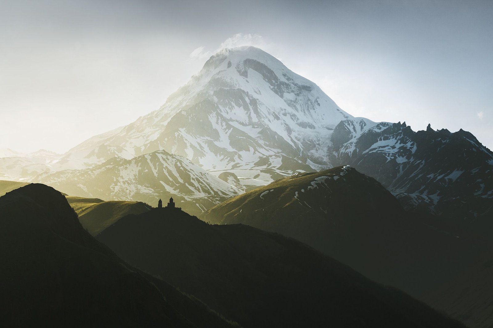 Amanecer en Kazbegi: iglesia de la Trinidad de Gergeti y monte Kazbek, Georgia