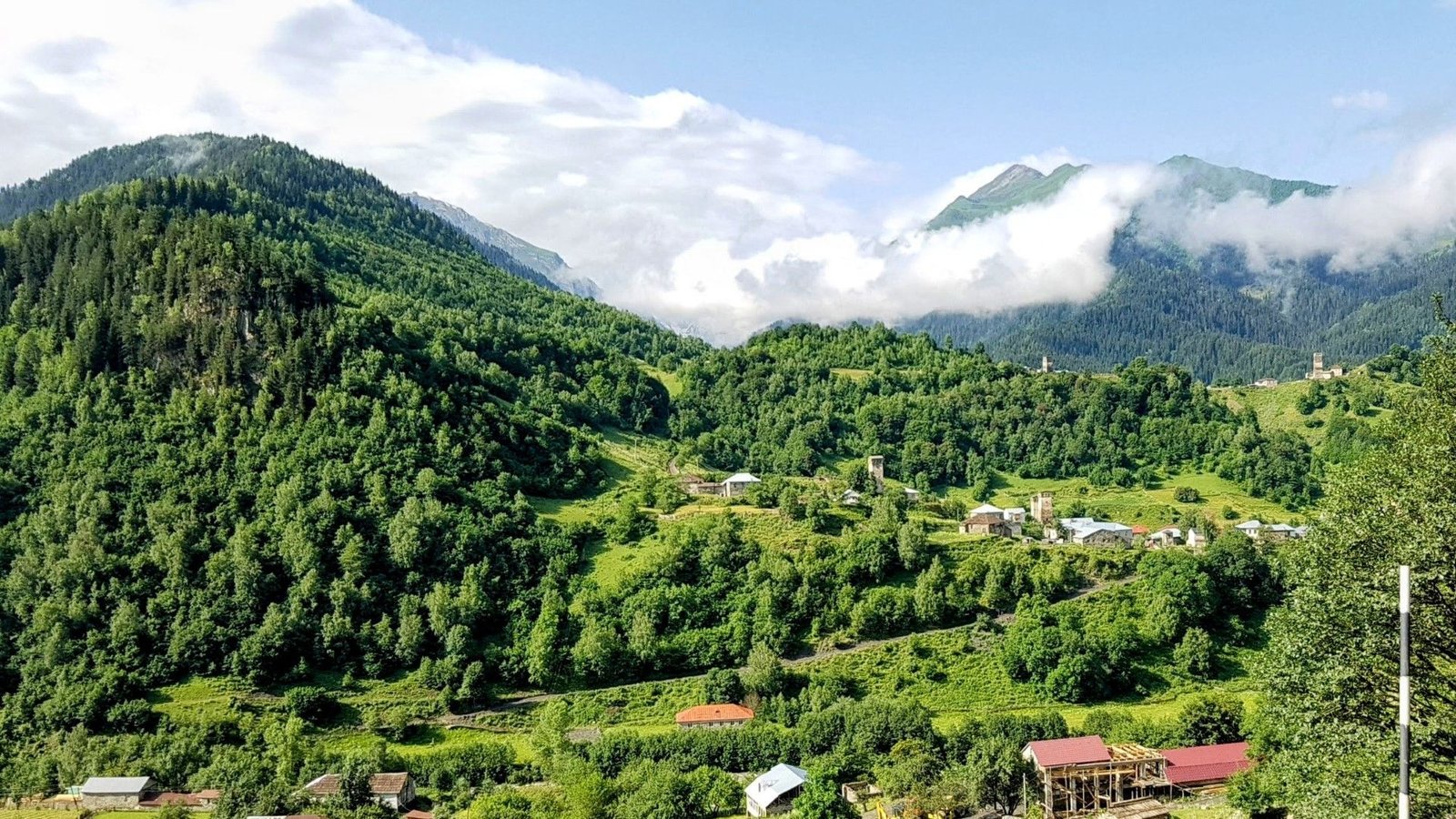 Pueblos tradicionales con torres medievales entre las monta&ntilde;as de Svaneti, Georgia