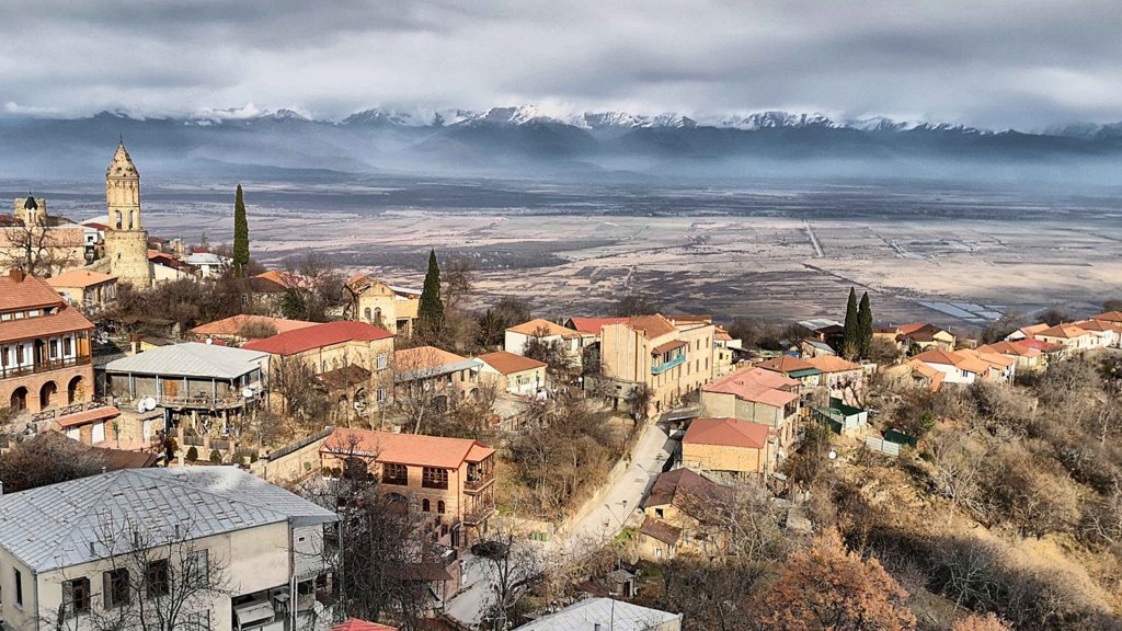Valle de Alazani desde Sighnaghi Vista del valle de Alazani desde Sighnaghi, paraíso vinícola que ver en Kakheti, Georgia