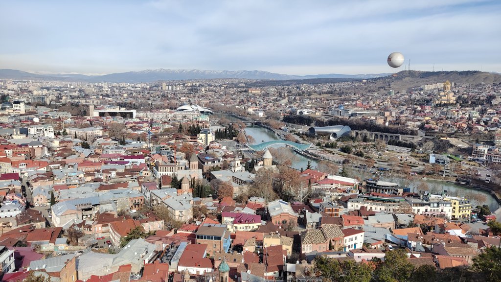 Vue du quartier d'Avlabari et de Rike, partie modernisée de la vieille ville de Tbilisi