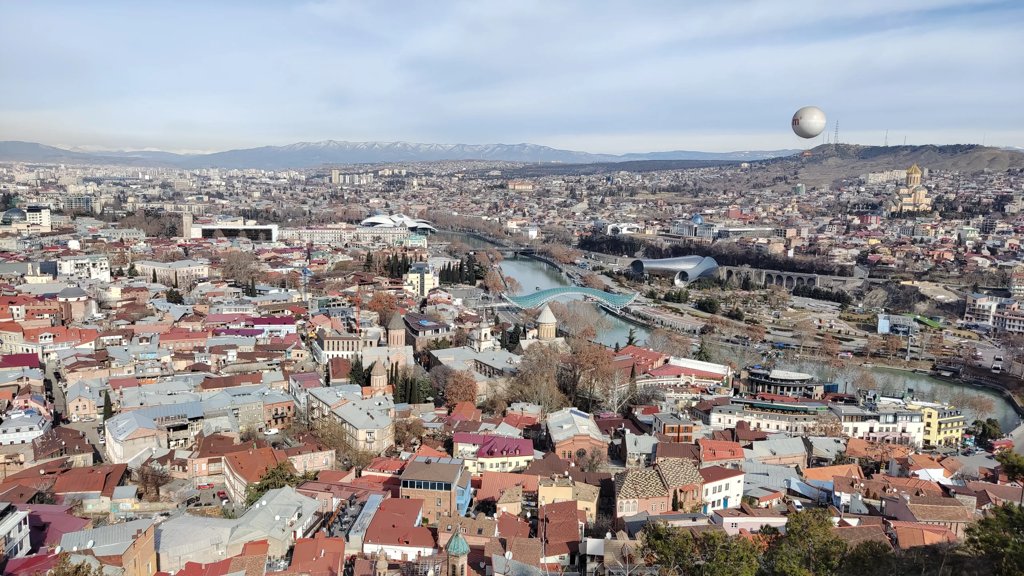 Puente de la Paz en Tiflis Puente de la Paz iluminado sobre el río Kura en Tiflis, imprescindible que ver en Georgia