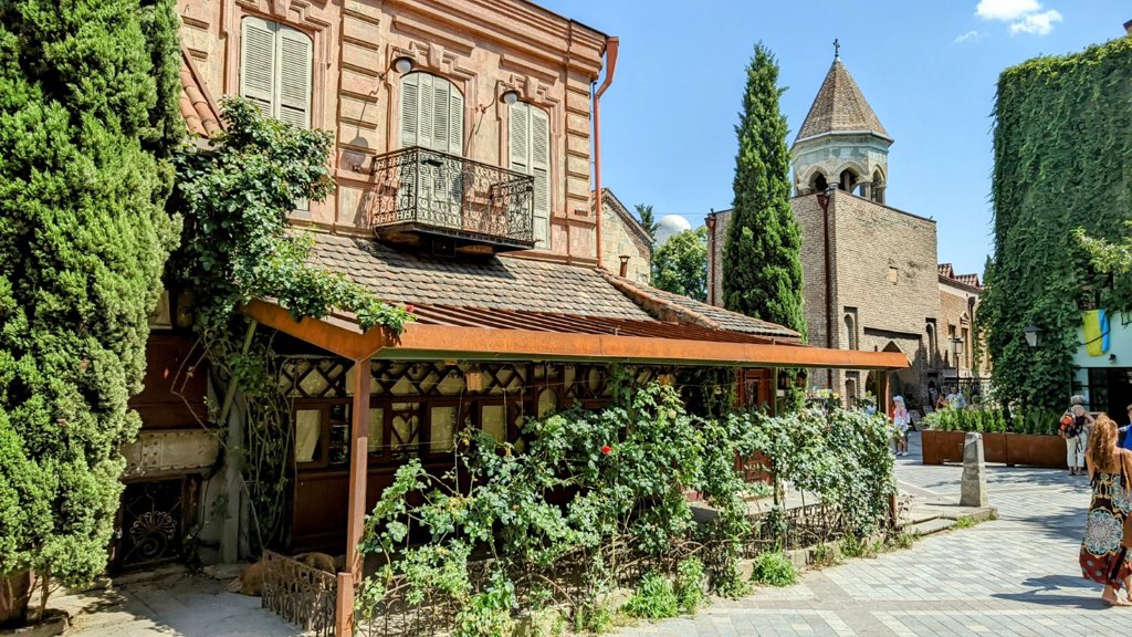 Église Metekhi et statue du roi Vakhtang Gorgasali, fondateur de Tbilisi