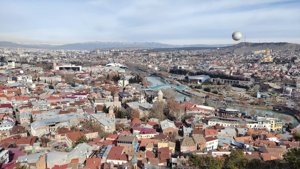 Tiflis, qué ver en Georgia en un día Vista del casco antiguo de Tiflis desde las alturas, una de las cosas imprescindibles que ver en Georgia en un día